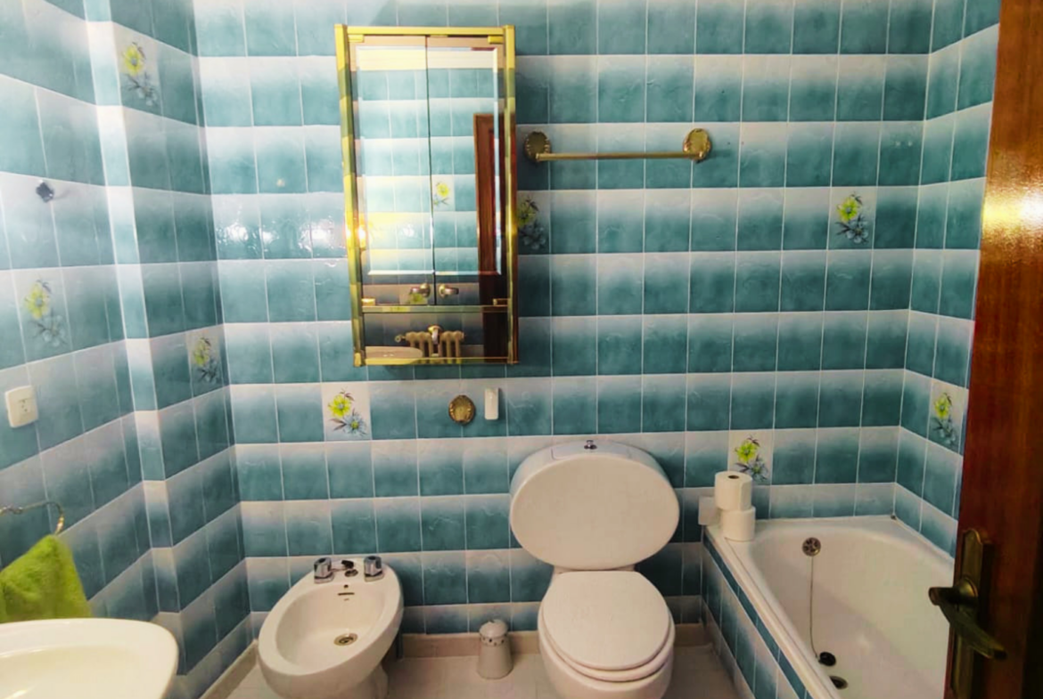 Piso en venta situado estratégicamente al principio de la calle Baños, junto a la calle Feria