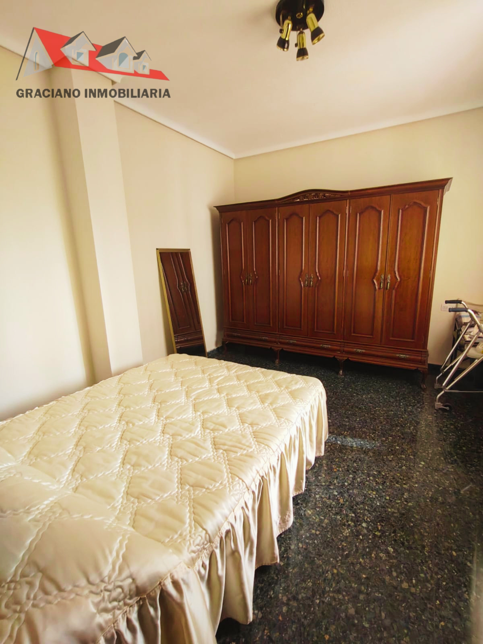 Piso en venta situado estratégicamente al principio de la calle Baños, junto a la calle Feria