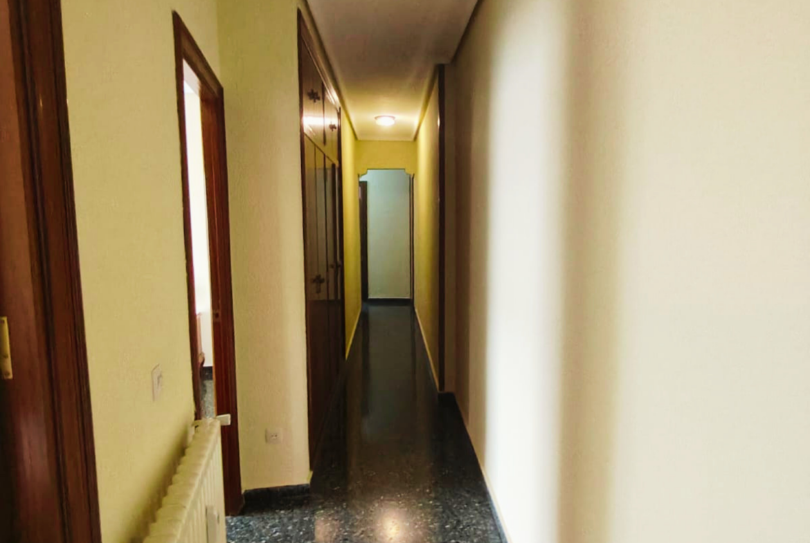 Piso en venta situado estratégicamente al principio de la calle Baños, junto a la calle Feria