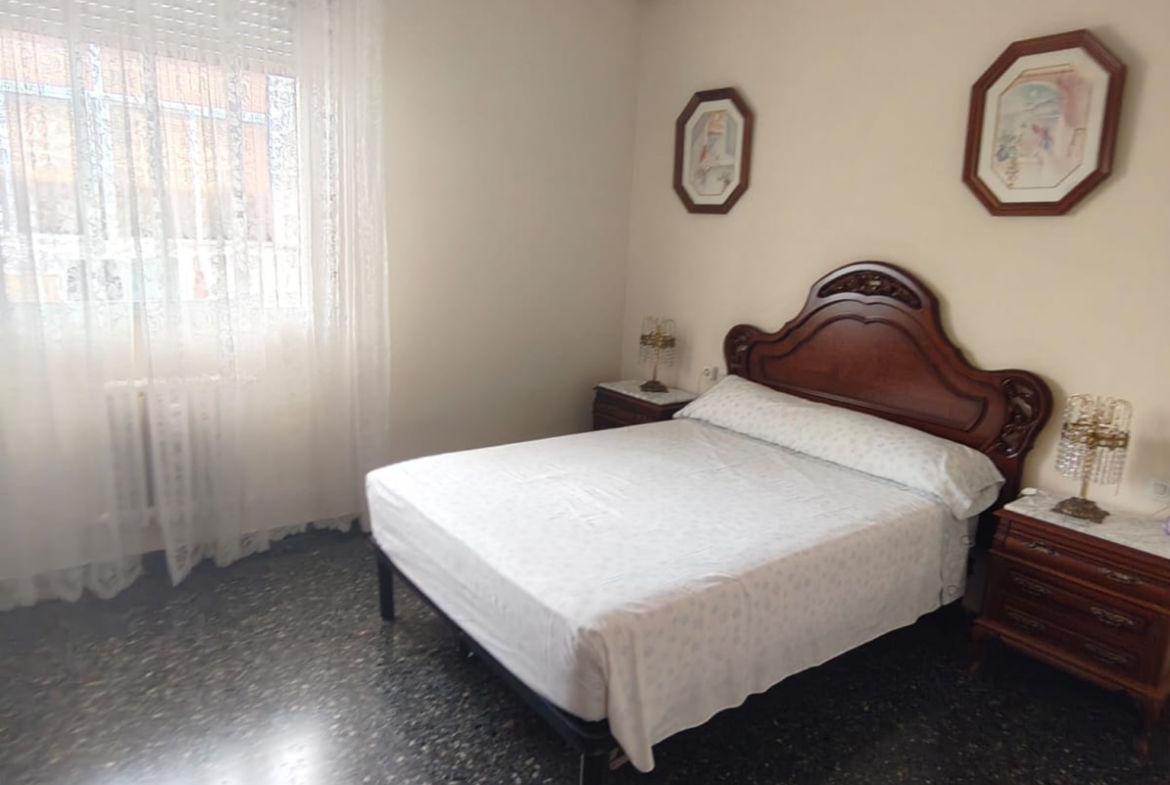 Piso en venta situado estratégicamente al principio de la calle Baños, junto a la calle Feria