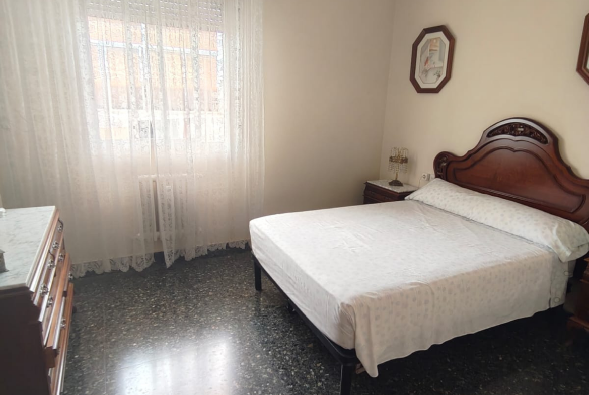 Piso en venta situado estratégicamente al principio de la calle Baños, junto a la calle Feria
