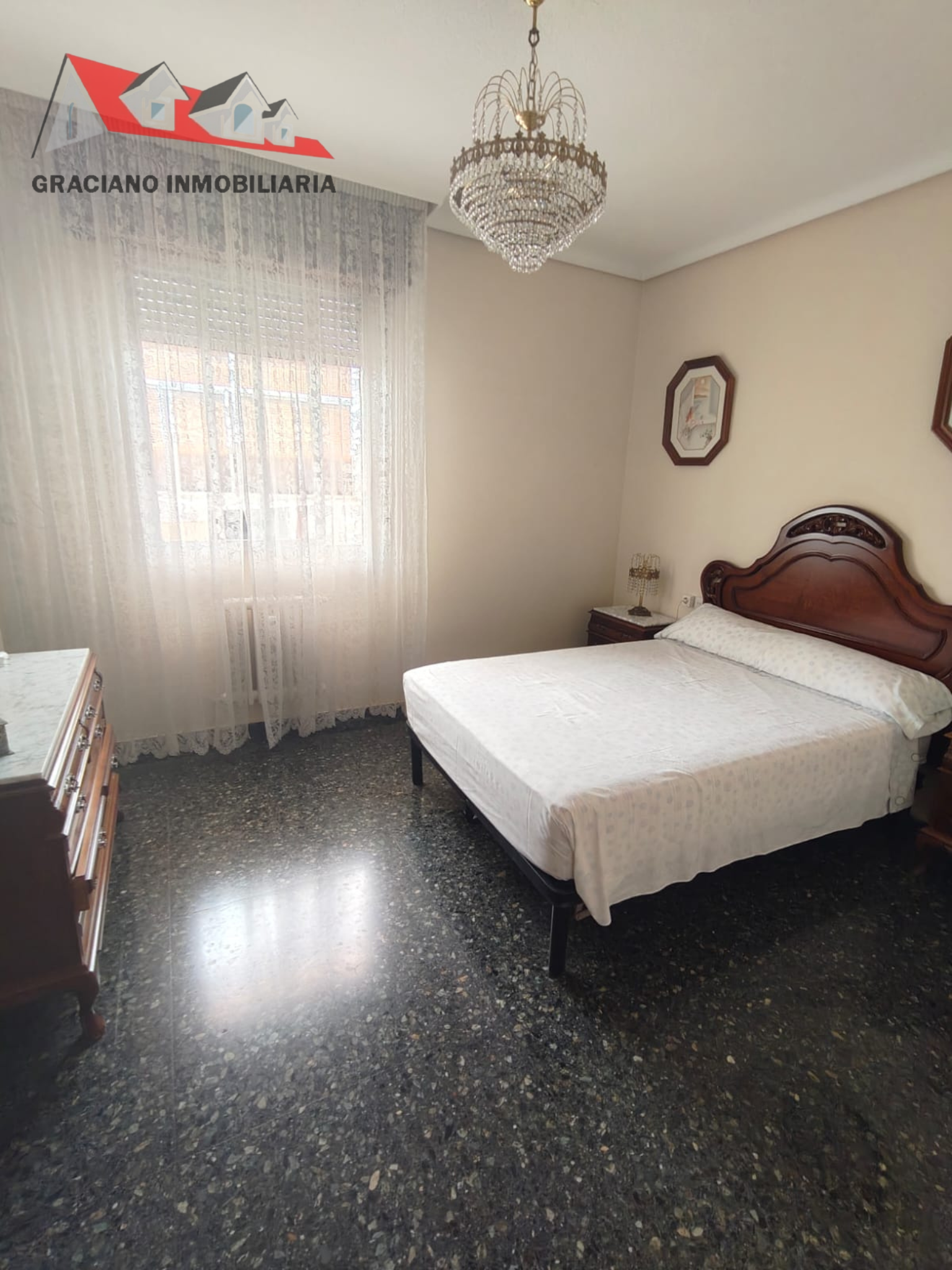 Piso en venta situado estratégicamente al principio de la calle Baños, junto a la calle Feria
