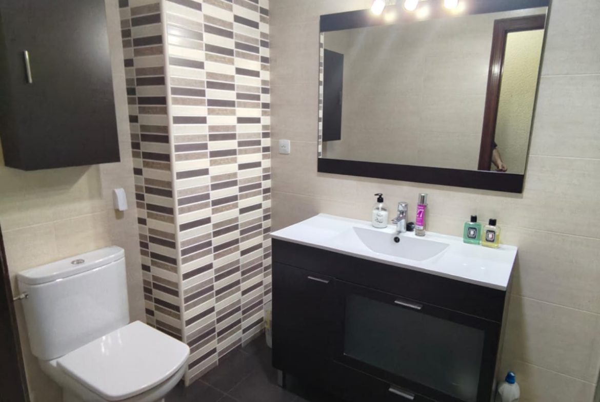 Piso en venta situado estratégicamente al principio de la calle Baños, junto a la calle Feria