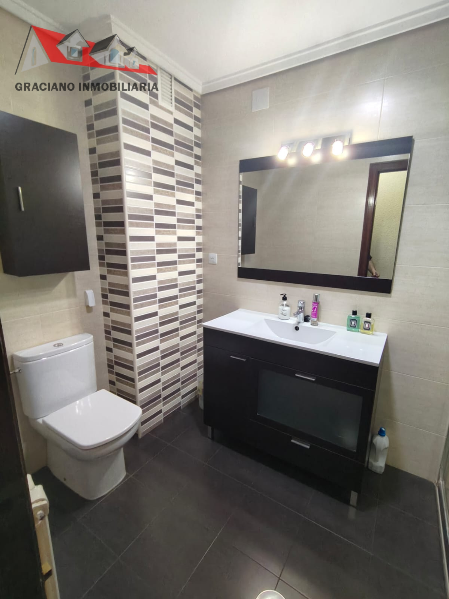 Piso en venta situado estratégicamente al principio de la calle Baños, junto a la calle Feria