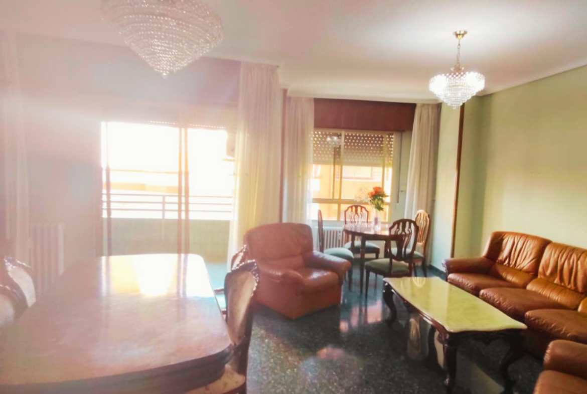 Piso en venta situado estratégicamente al principio de la calle Baños, junto a la calle Feria