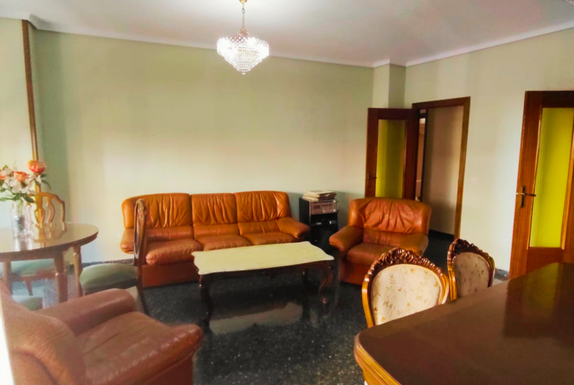 Piso en venta situado estratégicamente al principio de la calle Baños, junto a la calle Feria