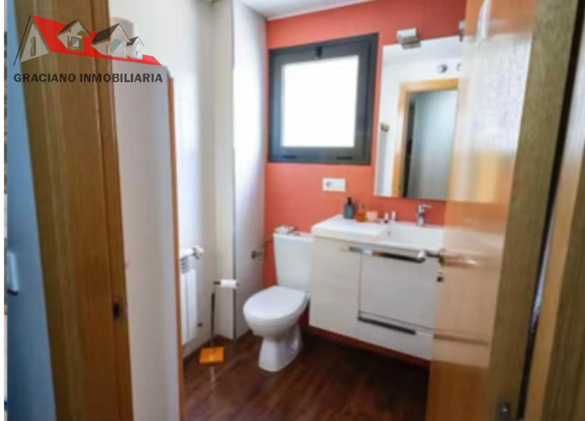 Se vende piso bajo zona Facultad de Medicina