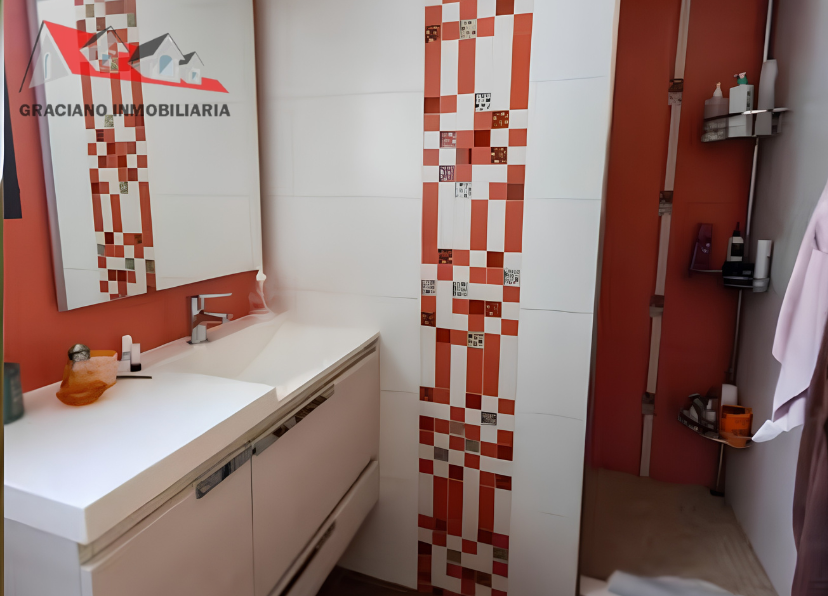 Se vende piso bajo zona Facultad de Medicina
