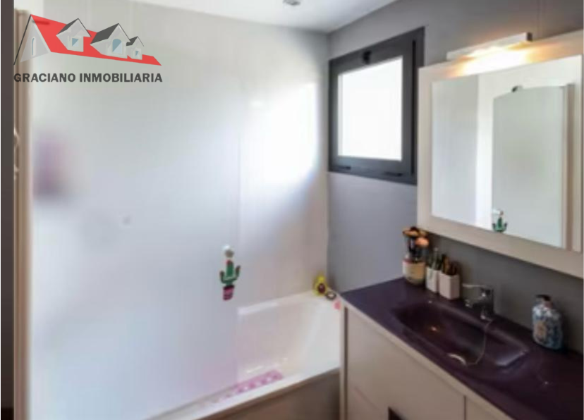 Se vende piso bajo zona Facultad de Medicina