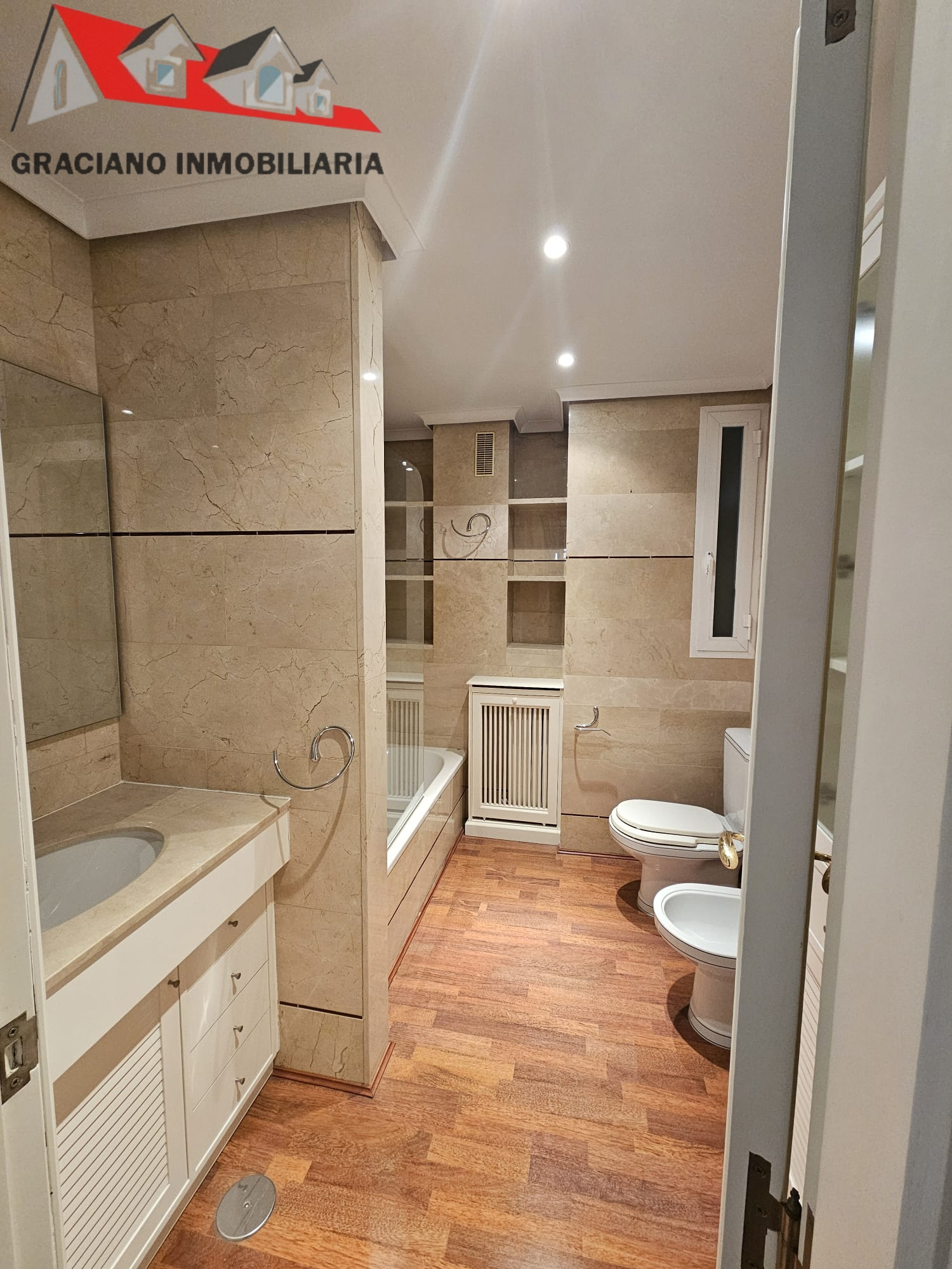 12 Se vende piso en el Altozano