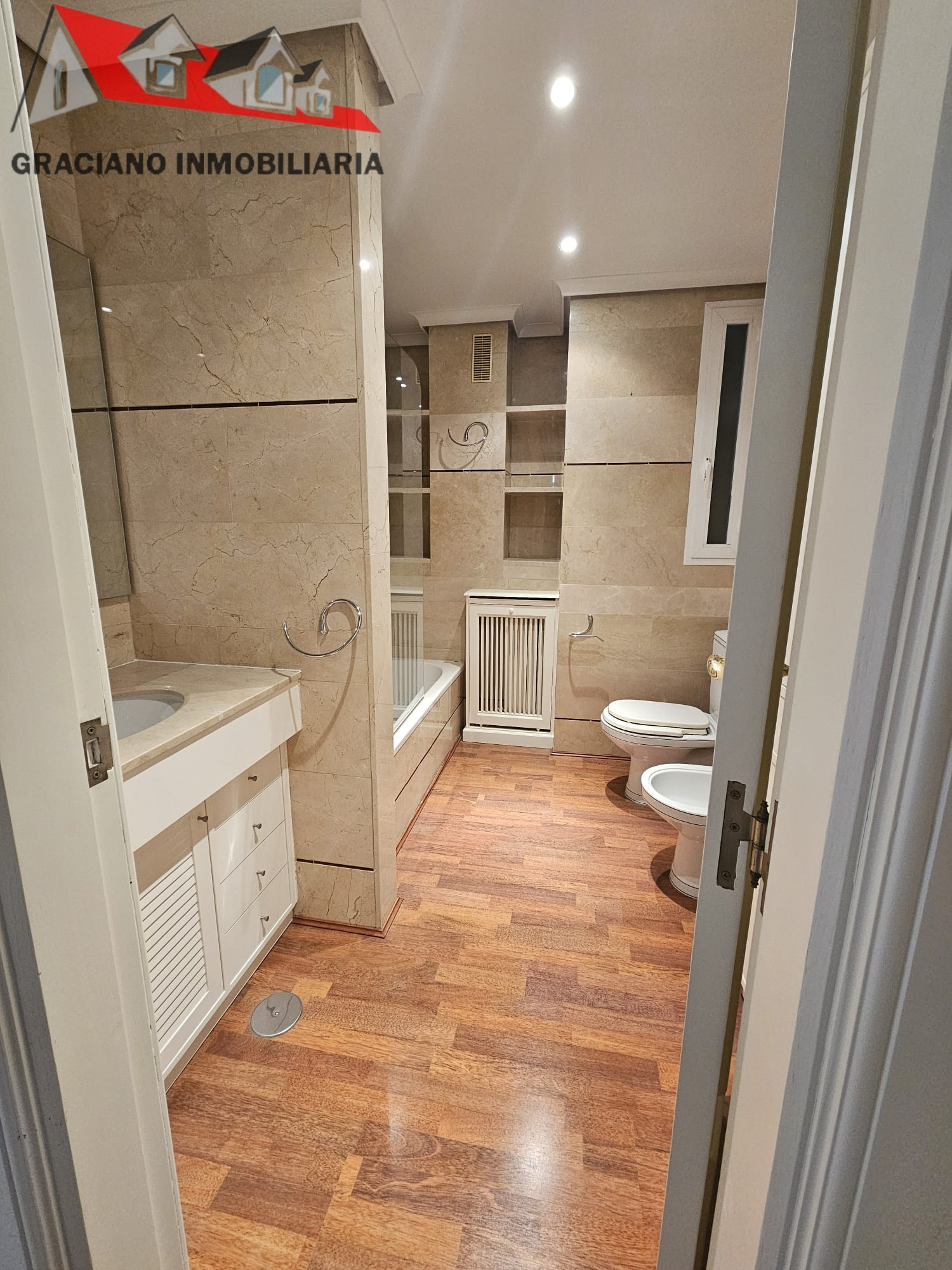 8 Se vende piso en el Altozano